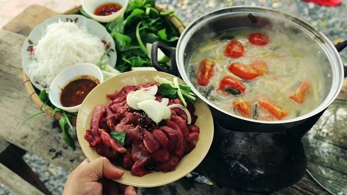 Thịt ngựa nhúng mẻ là món ăn bạn chắc chắn nên thử vào những ngày đông se lạnh.
