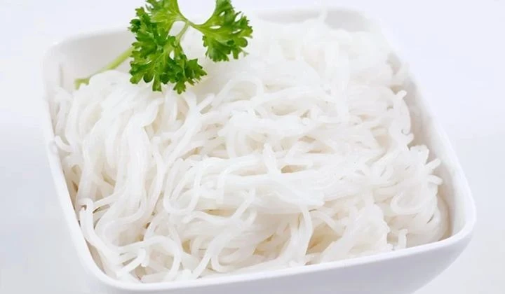 Bún ăn kèm thịt ngựa xào hành tây