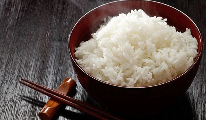 Cơm trắng là một sự kết hợp tuyệt vời với món thịt ngựa xào gừng