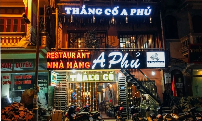 Không gian quán ăn A Phủ