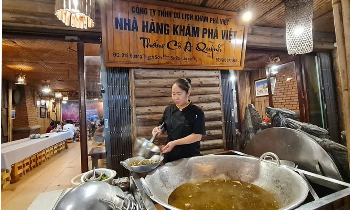 Khu vực bếp nấu bố trí ngay lối vào quán ăn với chảo thắng cố thơm lừng 