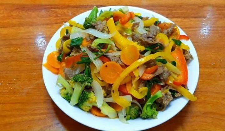 Thêm ớt chuông tươi để thịt ngựa xào hành tây ngon hơn