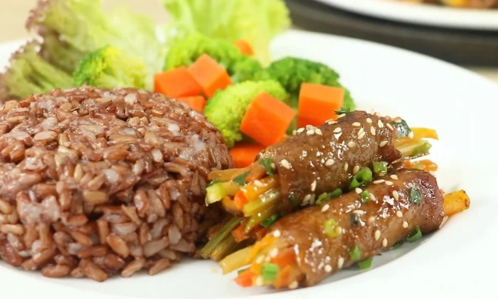 Thịt ngựa cuộn rau củ nướng bắt mắt