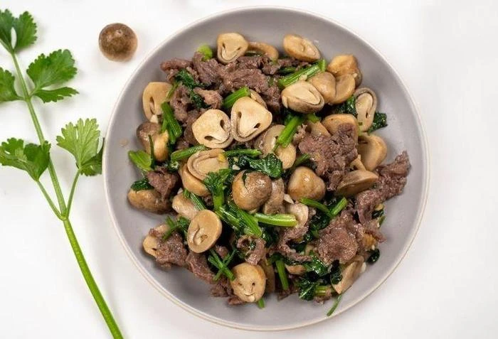 Kết hợp thịt bò với nấm sẽ giúp bữa ăn đầy đủ chất dinh dưỡng