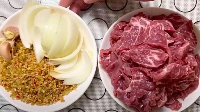 Sơ chế kĩ các nguyên liệu và bắt đầu chế biến