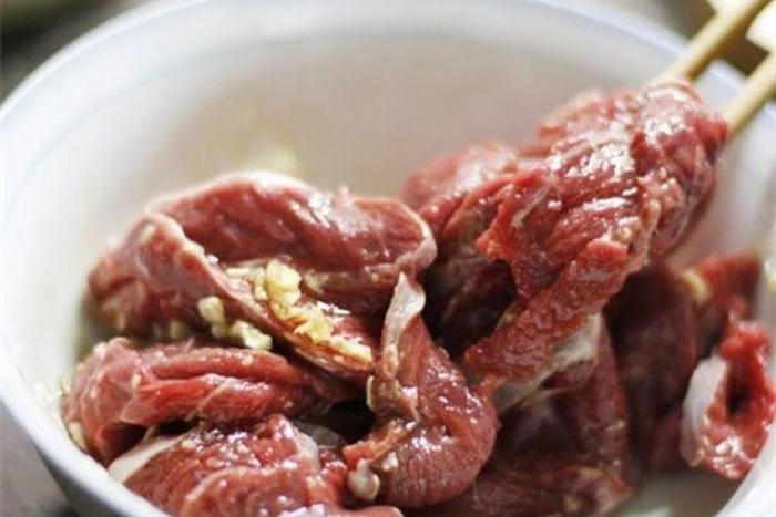 Ướp thịt khoảng 20-30p giúp thịt ngựa thấm gia vị