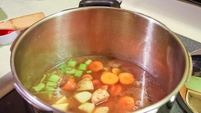 Bắc nồi lên bếp và hầm thôi