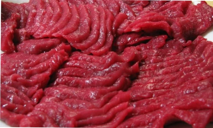 Chọn thịt ngựa thơm ngon nên chọn màu đỏ tươi, nhỏ và mềm, thớ thịt mịn 